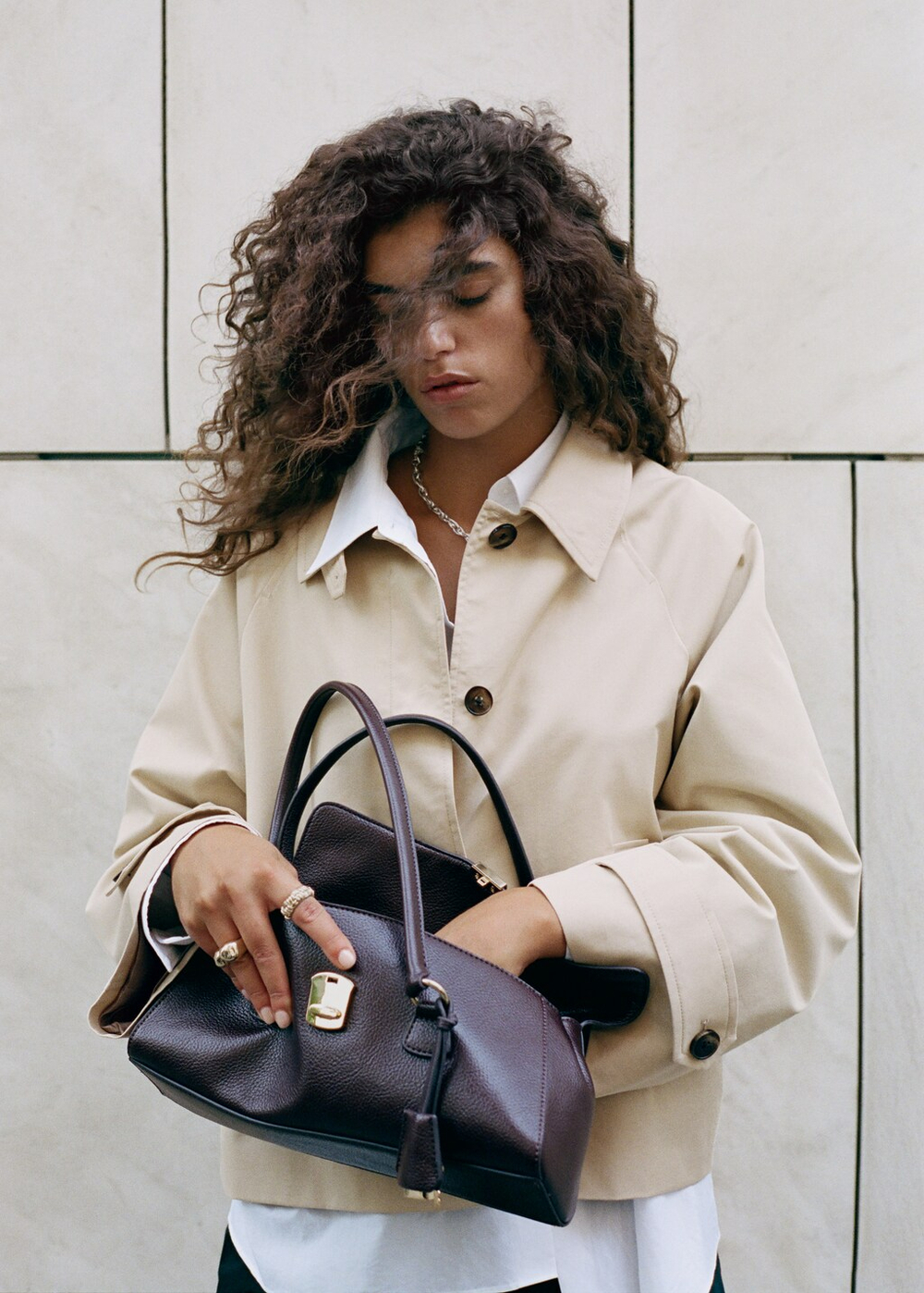 Короткий тренч оверсайз с хлястиками