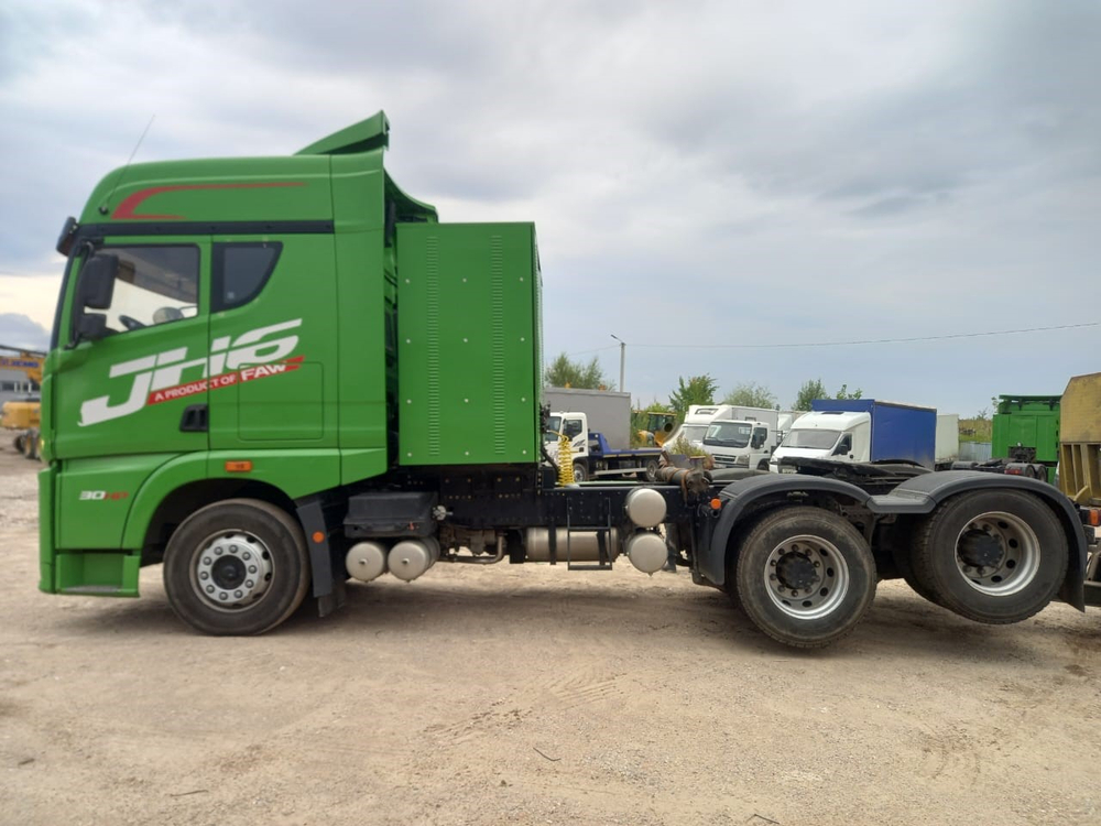 FAW JH6 6x4 Седельный тягач CA4250P25K15T1NE5A80 (Газовый, 12,5 л, 430 л.с., МТ)