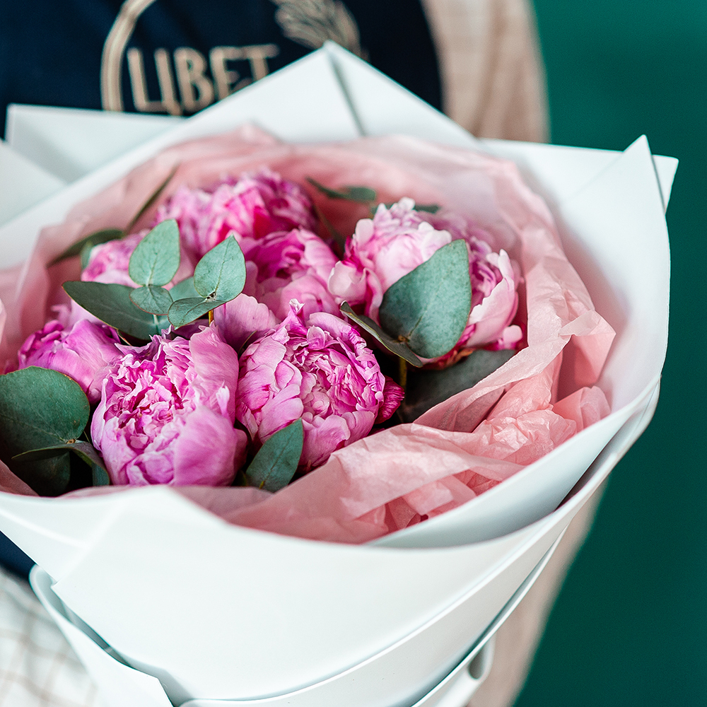 7 пионов Сара Бернар с эвкалиптом