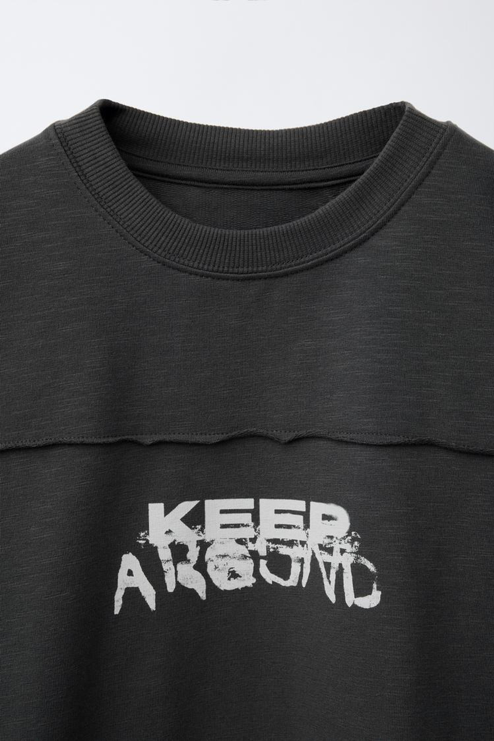 ZARA ФУТБОЛКА С НАДПИСЬЮ И ДЕКОРАТИВНЫМИ ШВАМИ, ТЕМНЫЙ АНТРАЦИТ