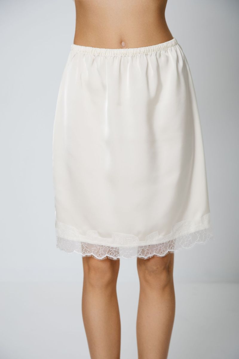 Юбка из шелка с кружевом мини кремовая