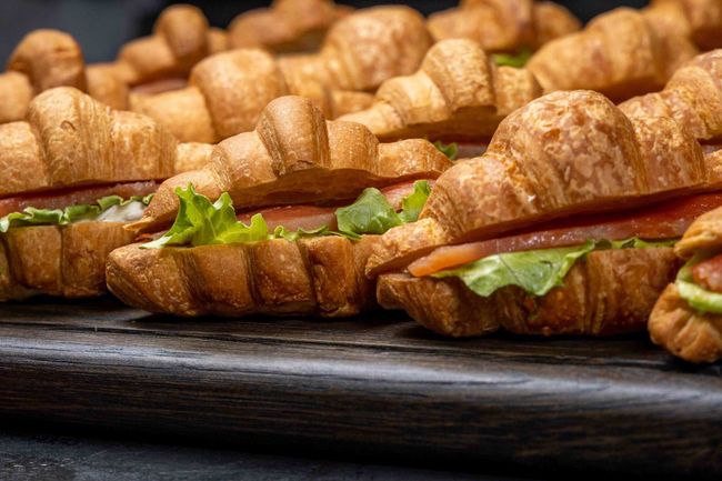 Мини-круассан с лососем, 25 шт.