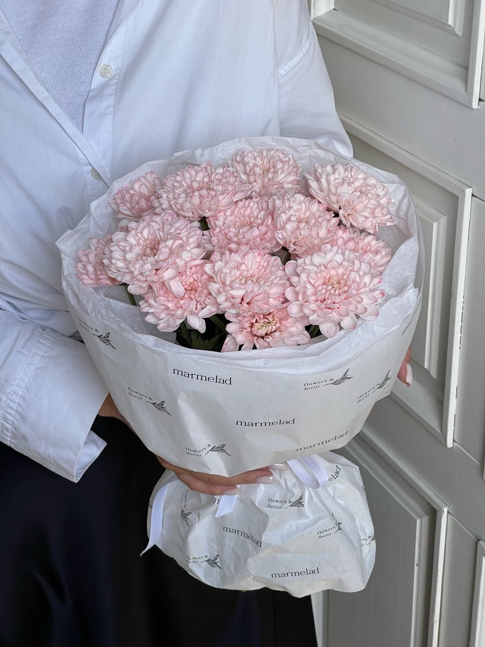 Авторский букет из персиковой хризантемы