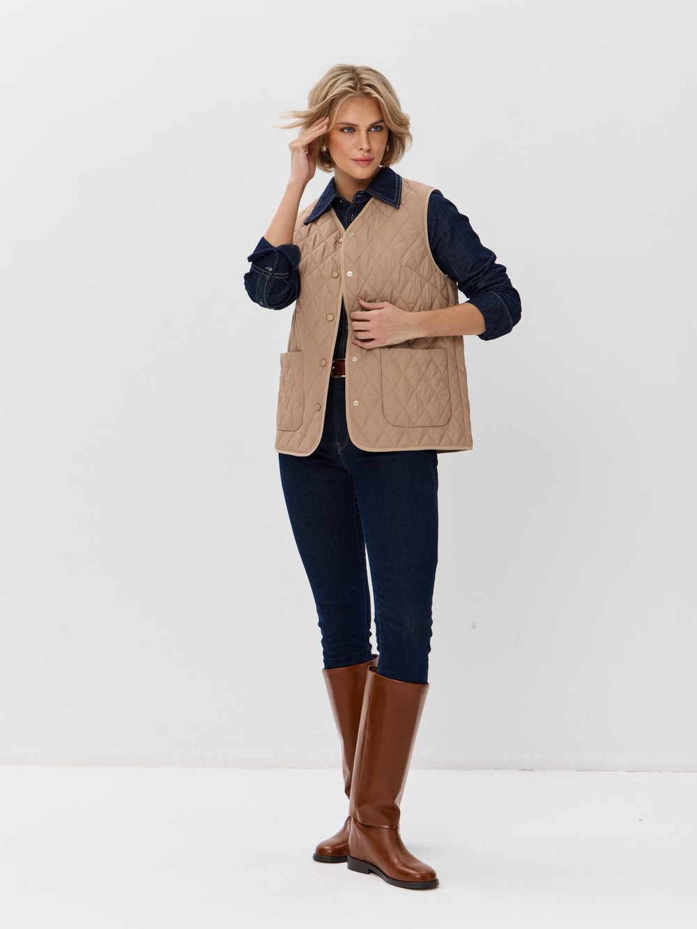 Легкий стеганый жилет с накладными карманами