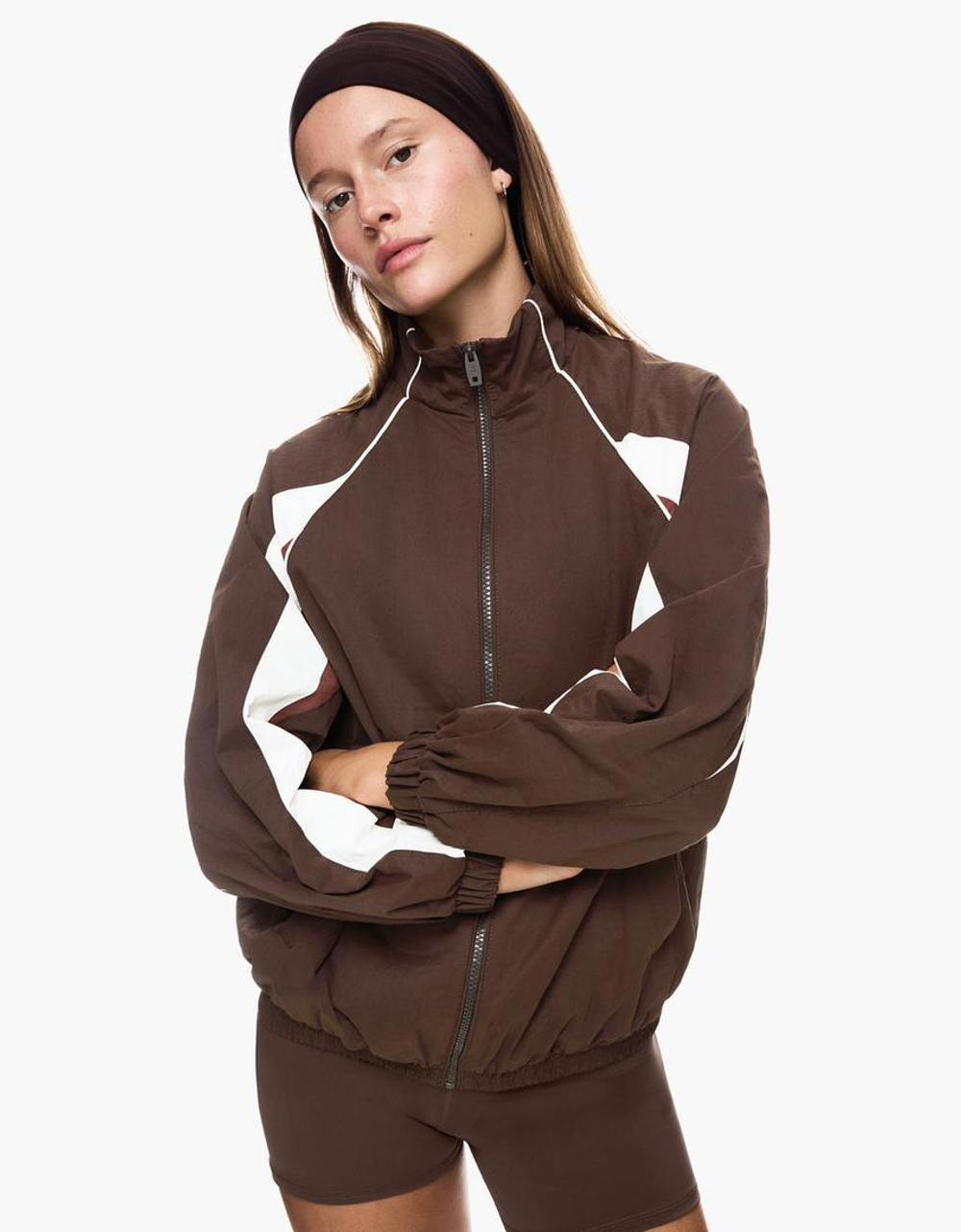 BERSHKA Легкая спортивная куртка, коричневый