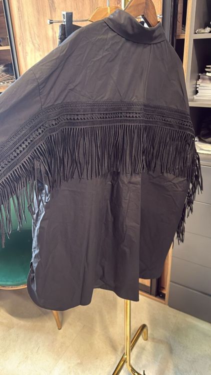 Рубашка с бахромой на спине