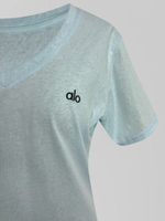 Футболка JY 377 с V-образным вырезом однотонная с логотипом на груди