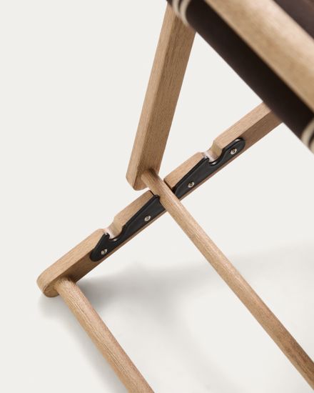 Складное уличное кресло Vilara коричнево-бежевое с каркасом из акации