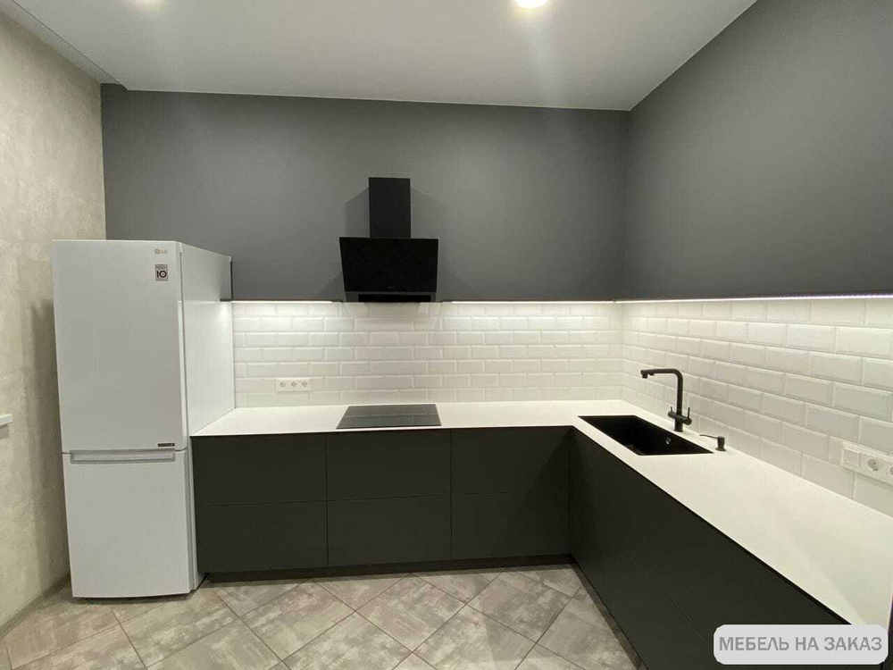 Современная кухня в серых тонах