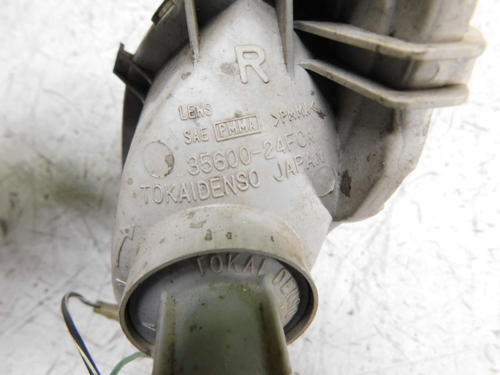 Поворотник передний правый Suzuki GSX1300R 99-07 35600-24F0