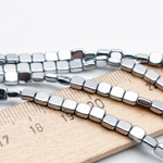 Гематит Квадрат бусины (имитация), цвет серебристый, размер около 4 мм, цена за отрезок 19 см (1/2 нити)