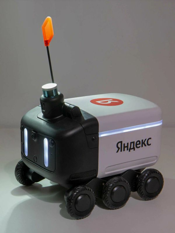Игрушка «Робот-доставщик Яндекса» на пульте управления - фото 12