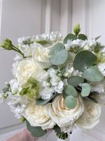 Свадебный букет из лизиантуса, эвкалипта, одноголовых роз и маттиолы