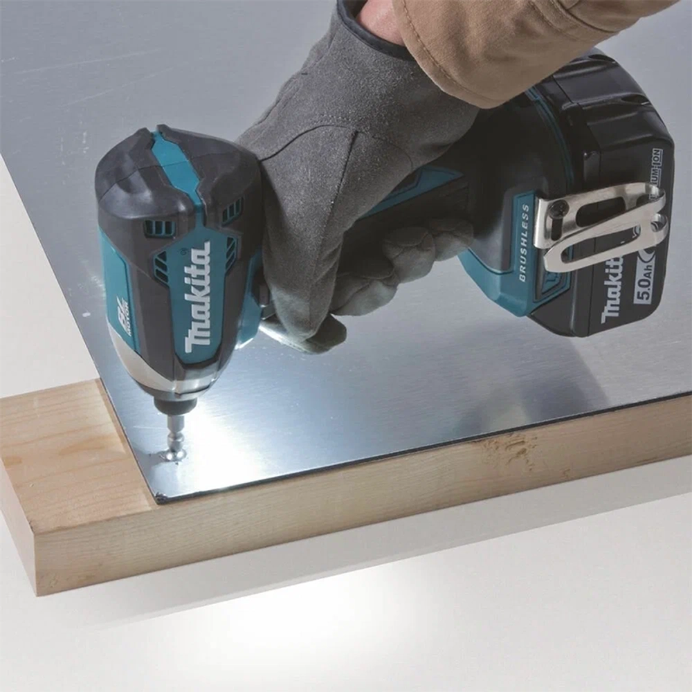 Makita DTD153SF аккумуляторный ударный шуруповерт (1 x 3 Ач, З/У)