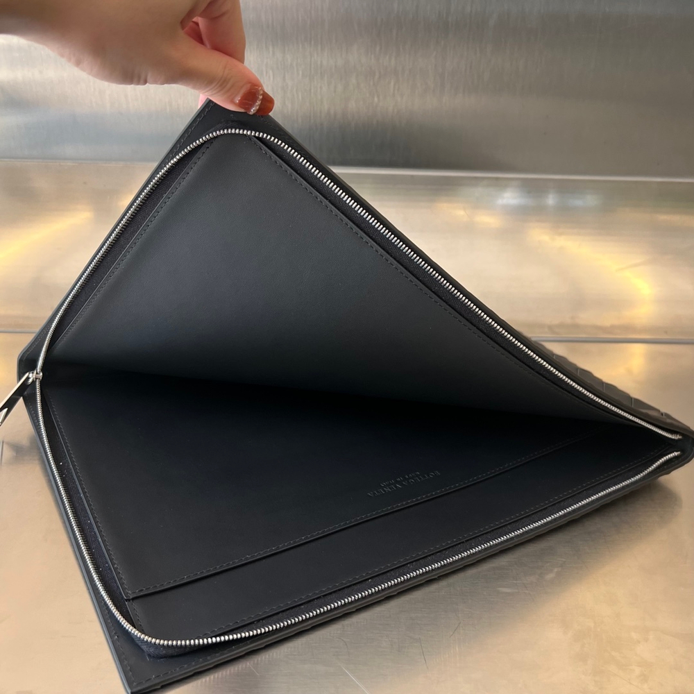 Bottega Veneta Pouch 33 cm