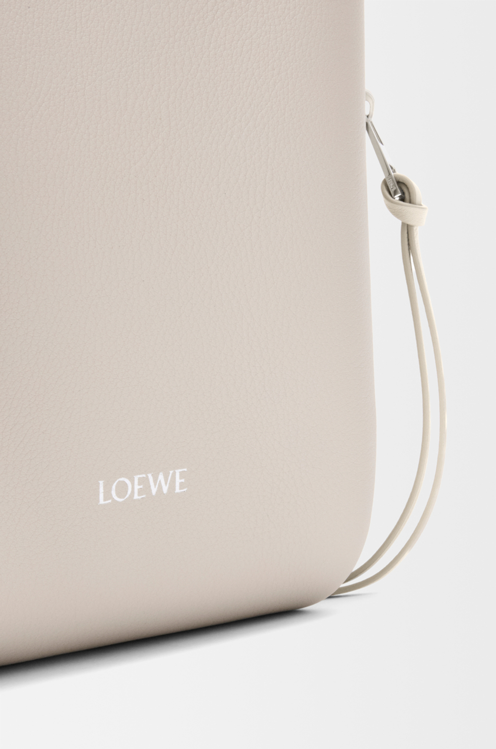 Loewe Сумка Hammock Flip из классической телячьей кожи, экрю