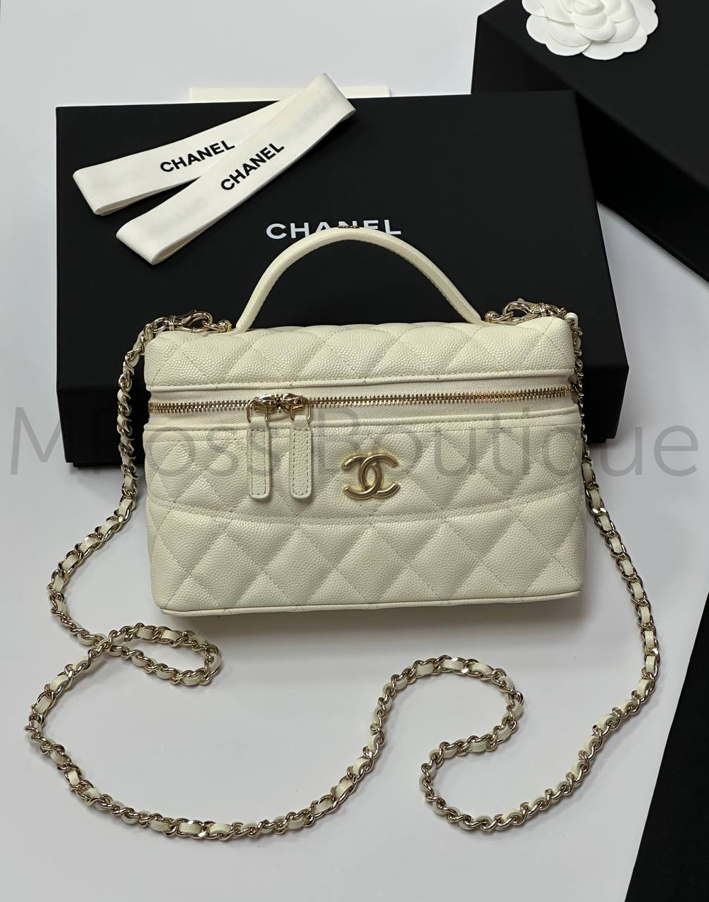 Белая сумка Chanel прямоугольная с золотой фурнитурой