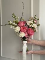 Свадебный букет из ярких роз, диантусов и маттиолы