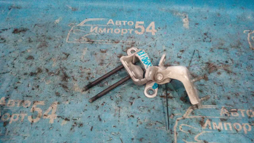 Петля двери задней правой TOYOTA MARK 2 1996