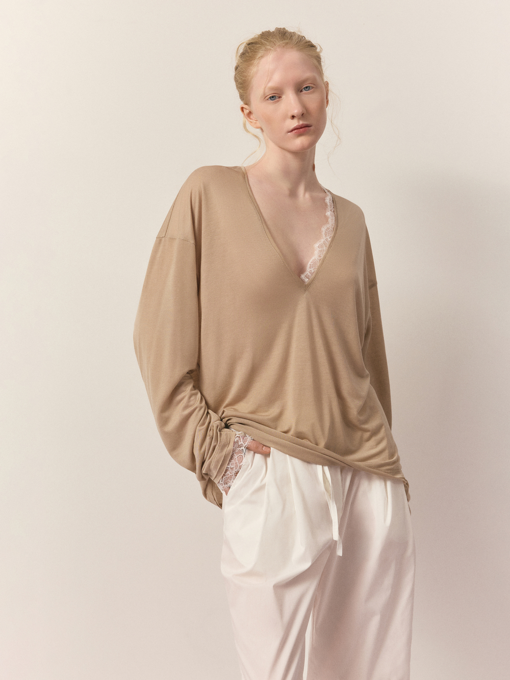 Лонгслив с кружевом