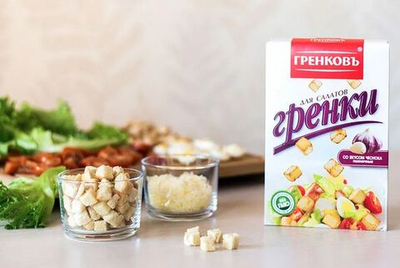 Сухарики-гренки пшеничные (салатные) со вкусом чеснока "Гренковъ" 13 мм 400 гр (Россия)