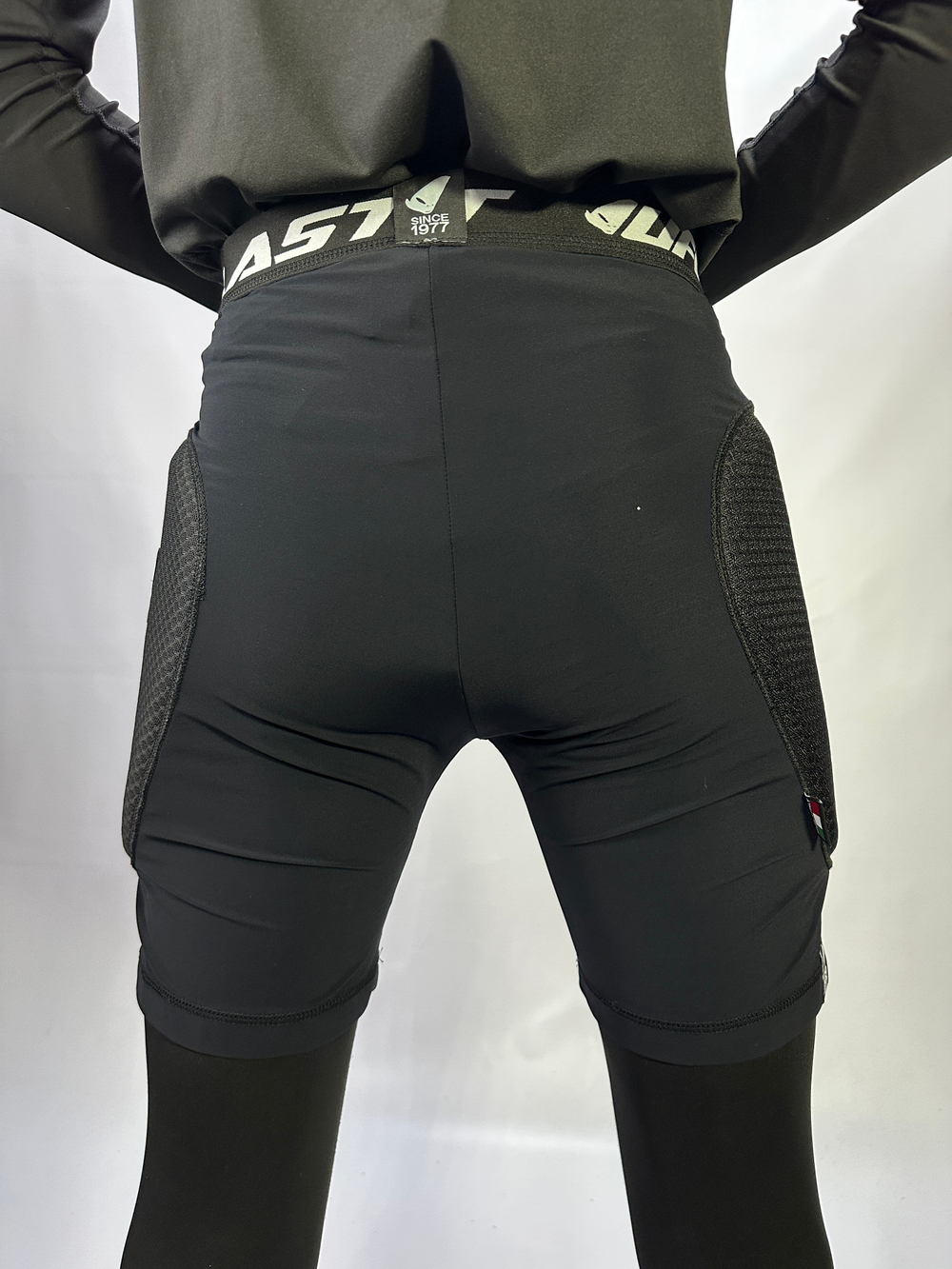 Защитные шорты UFO REBORN MV6 SHORT WITH HIP PROTECTION Black