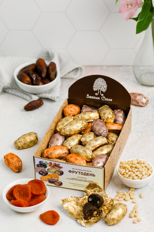 Фрутодень с кедровыми орехами Ассорти / финик,чернослив,курага / шоу-бокс / 640г / ТМ Сибирский кедр