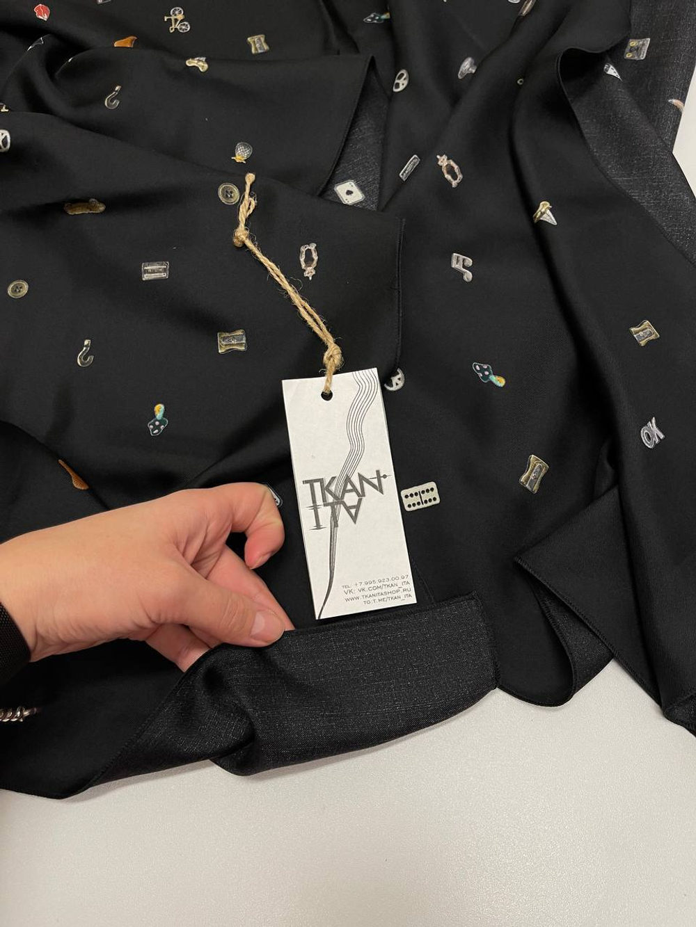 Кашне шелковое твиловое с принтом (с обработанными срезами) (Paul Smith, 100%шелк, Черный фон/мелкие пиктограммы и надпись бренда, 180*43)