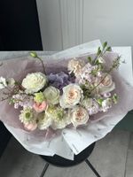 Букет сборный из хризантемы, маттиолы, ромашки и кустовых пионовидных роз