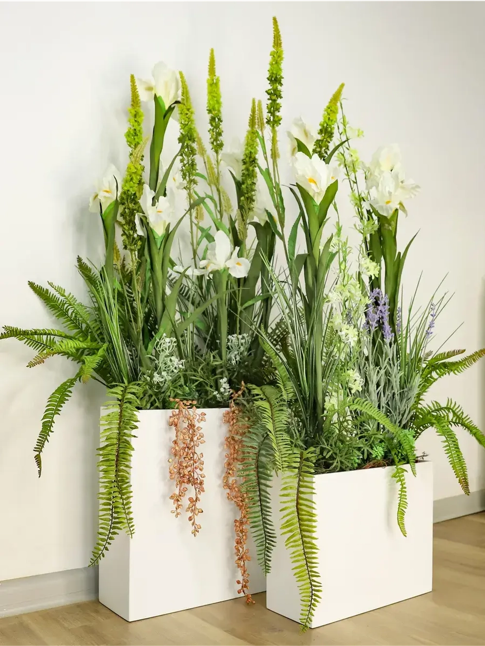 Напольная композиция из искусственных растений и цветов