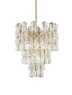 Дизайнерская люстра из стекла — изящная форма и мягкое рассеянное освещение.