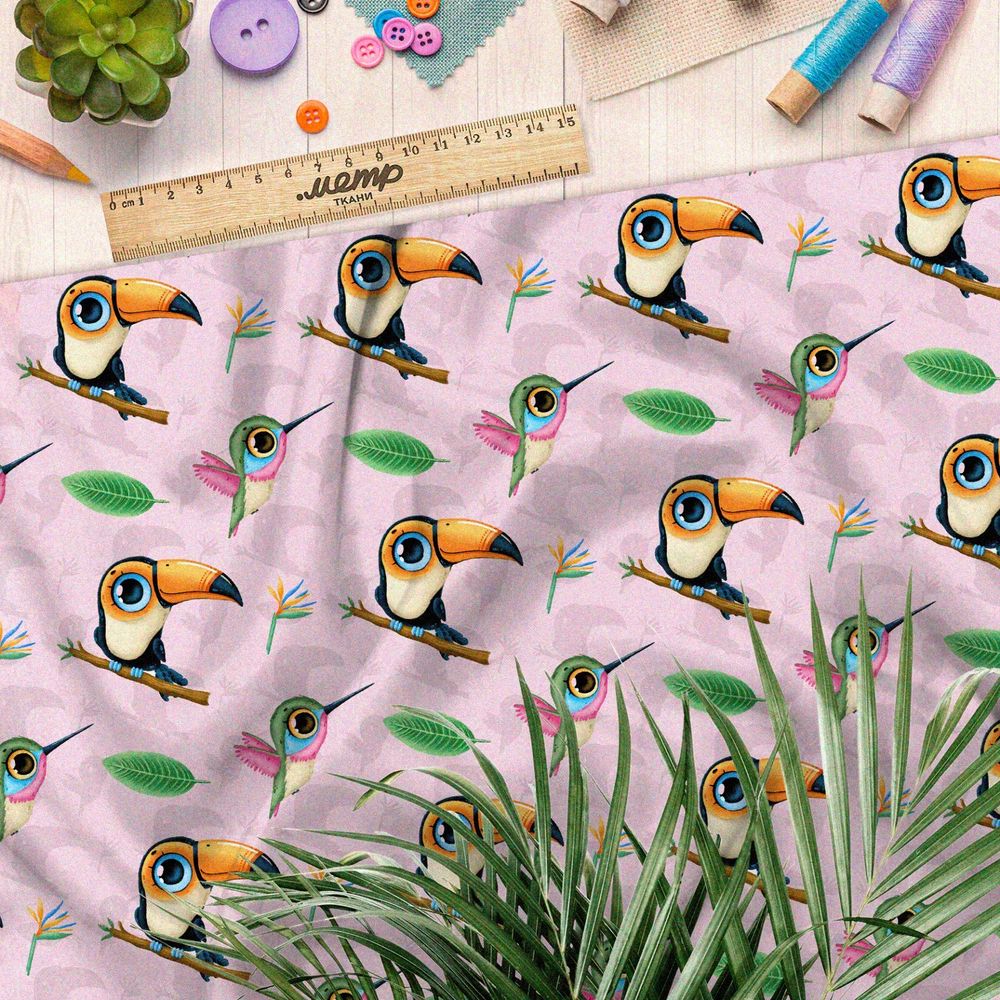 Ткань габардин туканы и калибри на розовом фоне