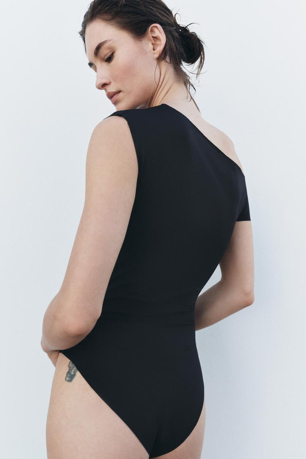 ZARA БОДИ ОБЛЕГАЮЩЕГО КРОЯ СО СБОРКАМИ, ЧЕРНЫЙ