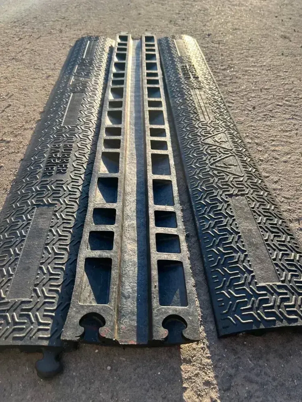 Гибкий кабель-канал для проводов (кабельный трап, капа) резиновый, черный, напольный, 1 канал 39*15 мм., 1000мм*140мм*25мм