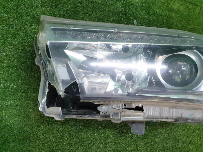 Битая Фара левая Toyota Hilux 8 (2015-2020) LED