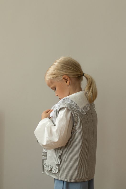 Жилет в серую полоску / YanaVarya