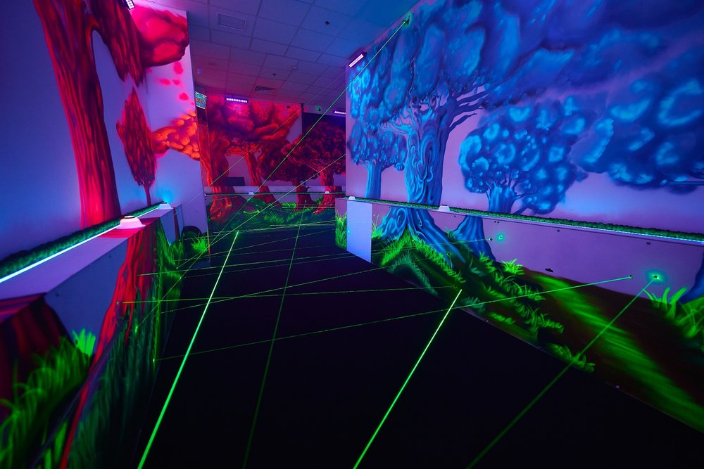 Лазерный лабиринт: 60 лазеров на 7,5 м2