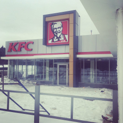 Объёмные световые буквы, световой короб и обшивка фасада композитом для ресторана KFC