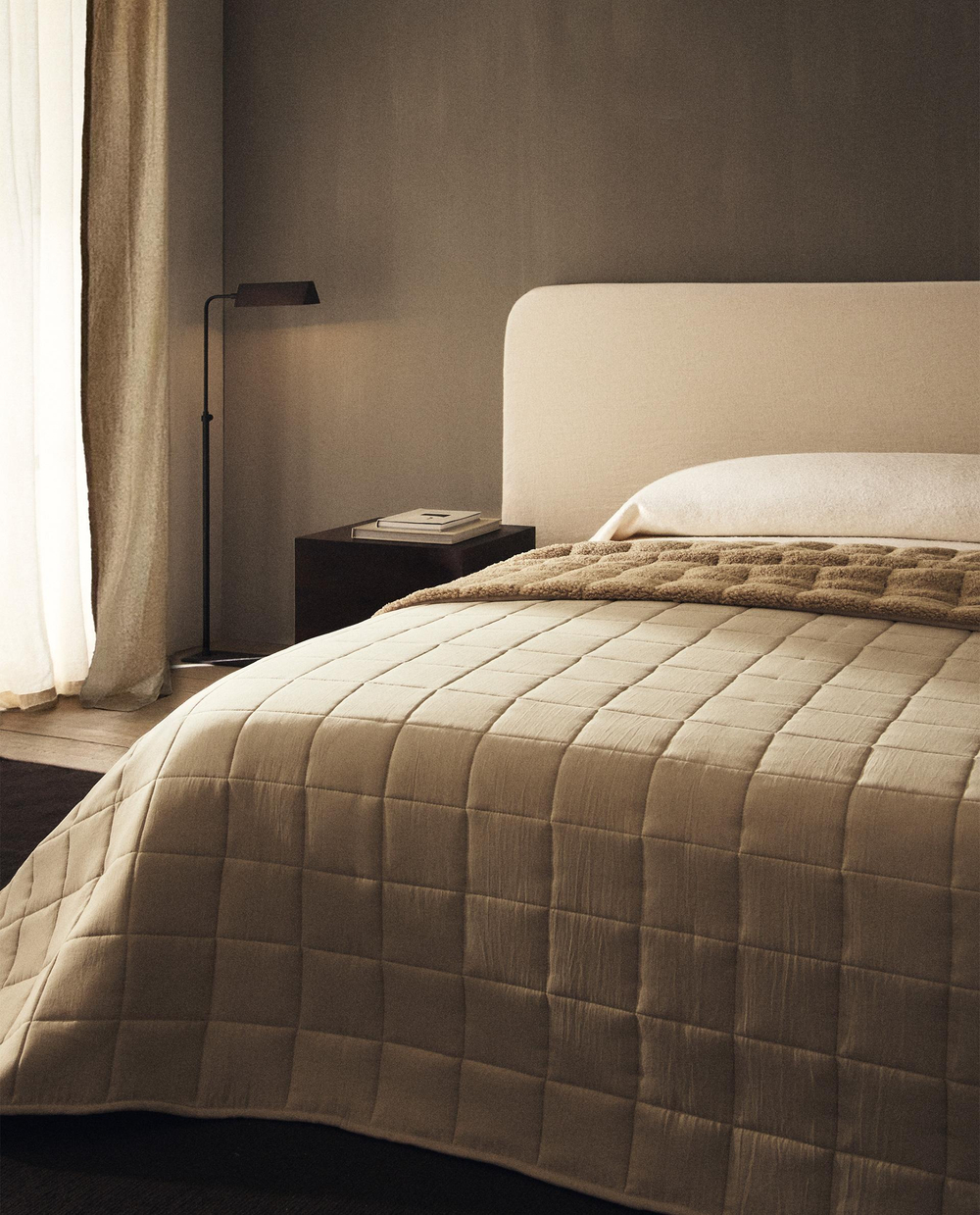 Zara Home - Двустороннее покрывало с будущим боррегито, бежевый, 180х250 см