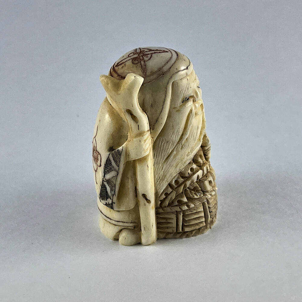 Статуэтка нэцкэ Фукурокудзю с посохом и корзиной рыбы