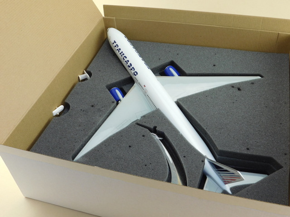 Модель самолета Boeing 777-300 (М1:144 Transaero)