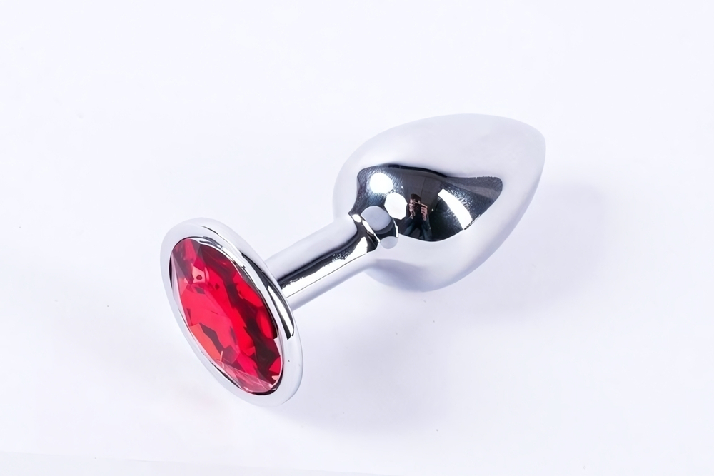 Анальная пробка металлическая серебристая с красным кристаллом Onjoy Metal Plug Silver Large (Цвет: серебряный с красным)