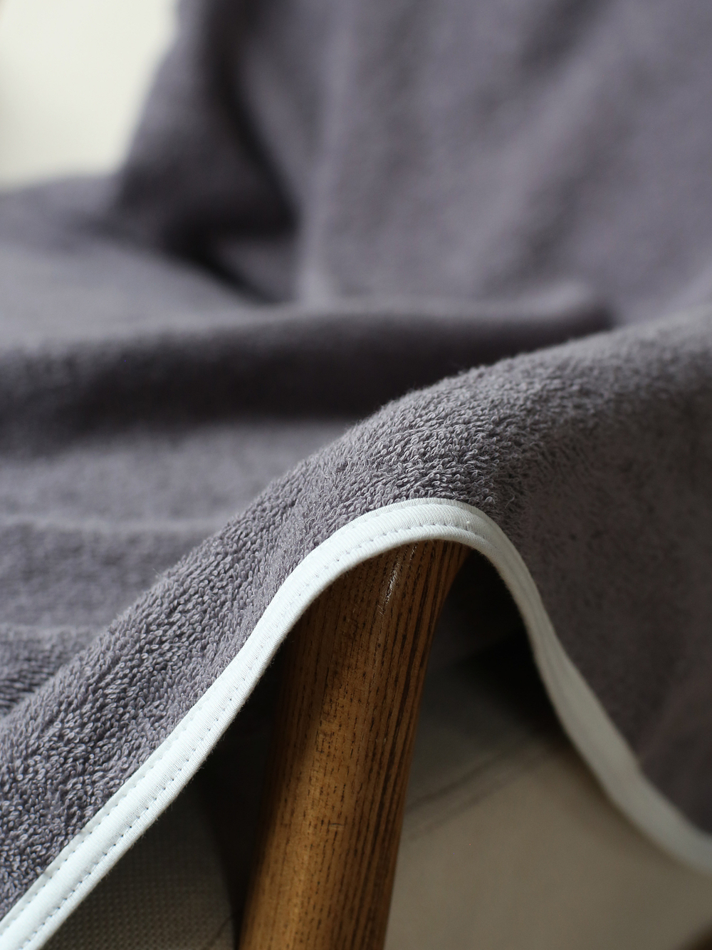 Полотенце с уголком для новорожденных махровое 90х90 (серое)