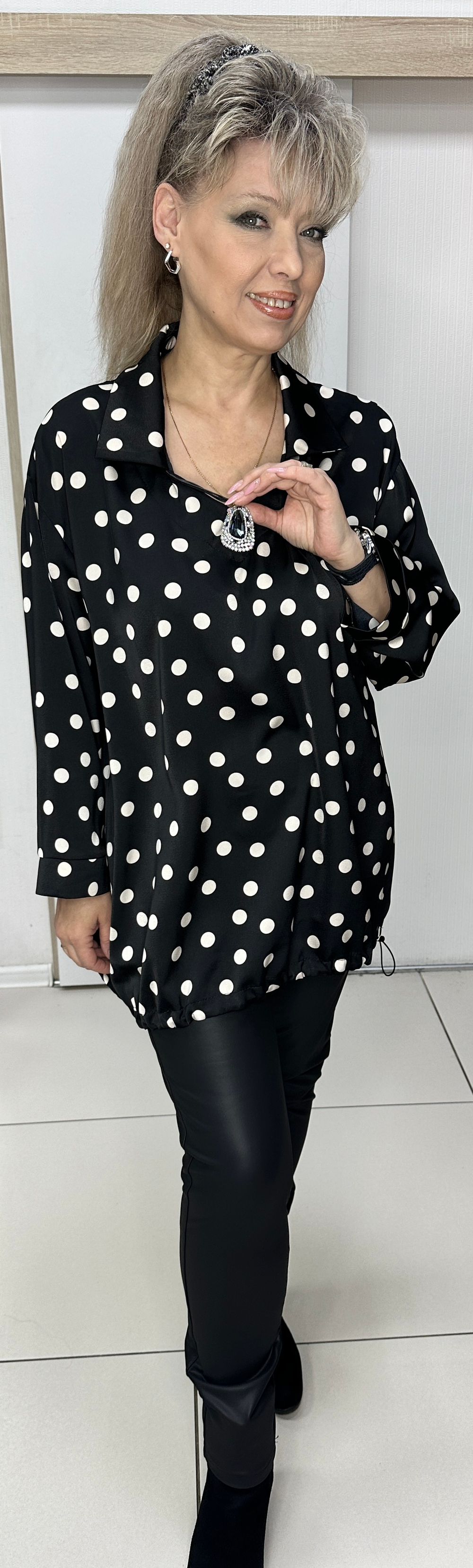 Нарядный блузон-туника в белый горошек