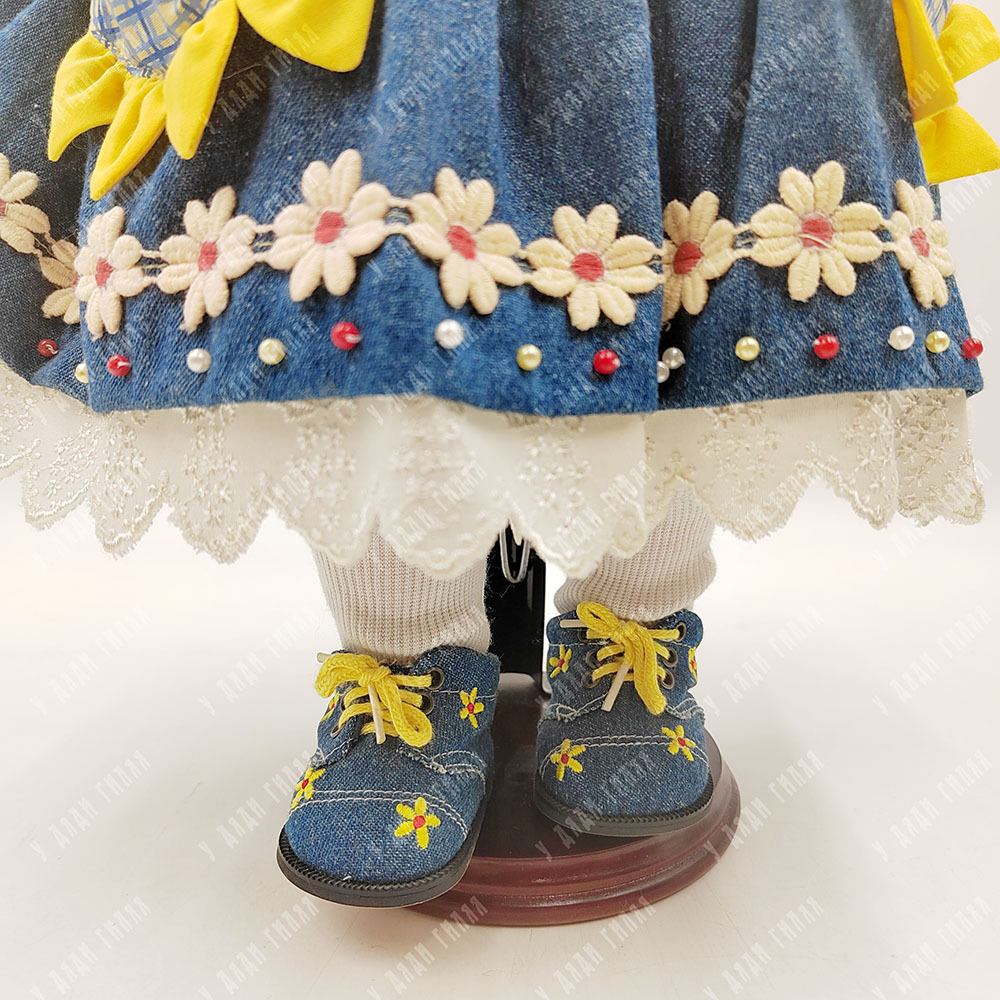 Фарфоровая кукла Remeco в летнем платье с игрушками в карманах. Великобритания, 2001 г.