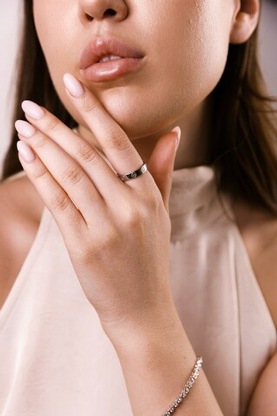 Кольцо с винтами и фианитами