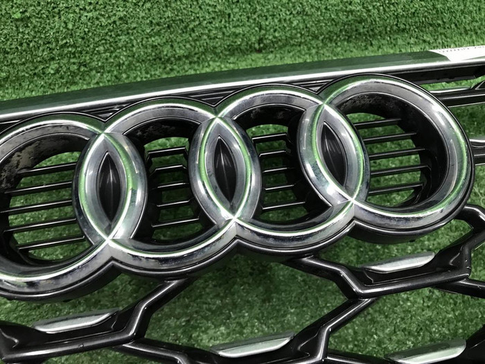 Решетка радиатора Audi Q3 2 (2018-н.в.) S-line
