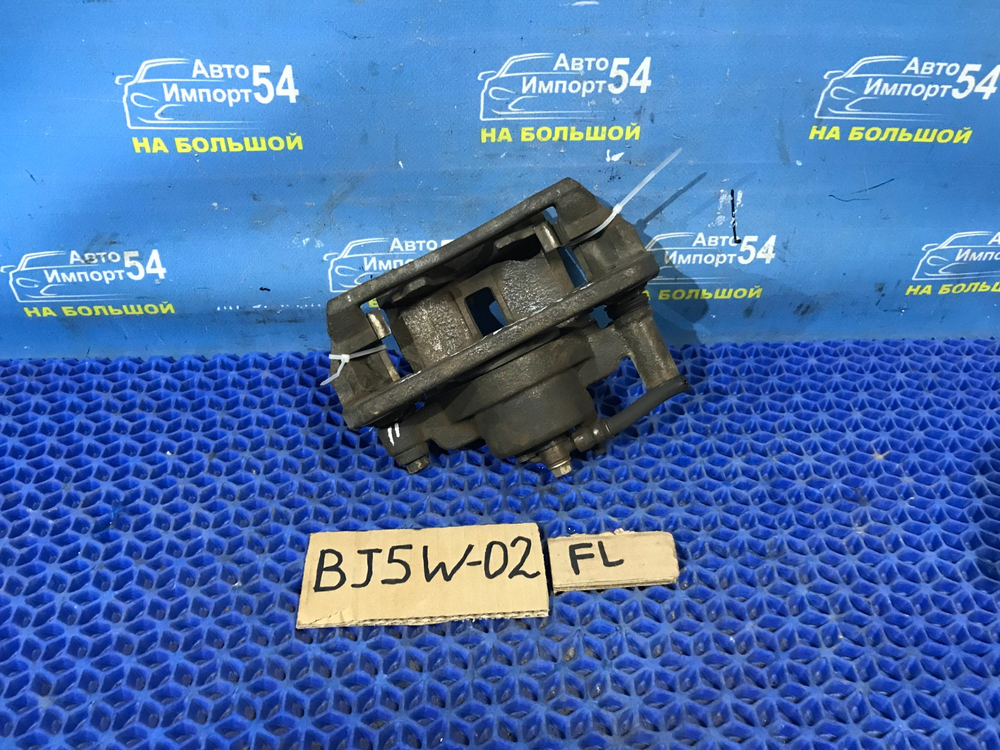 Суппорт тормозной передний левый MAZDA FAMILIA 2001