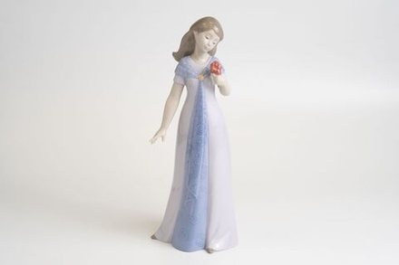 Фарфоровая статуэтка Lladro «Элегантная поза» (Elegant Pose)