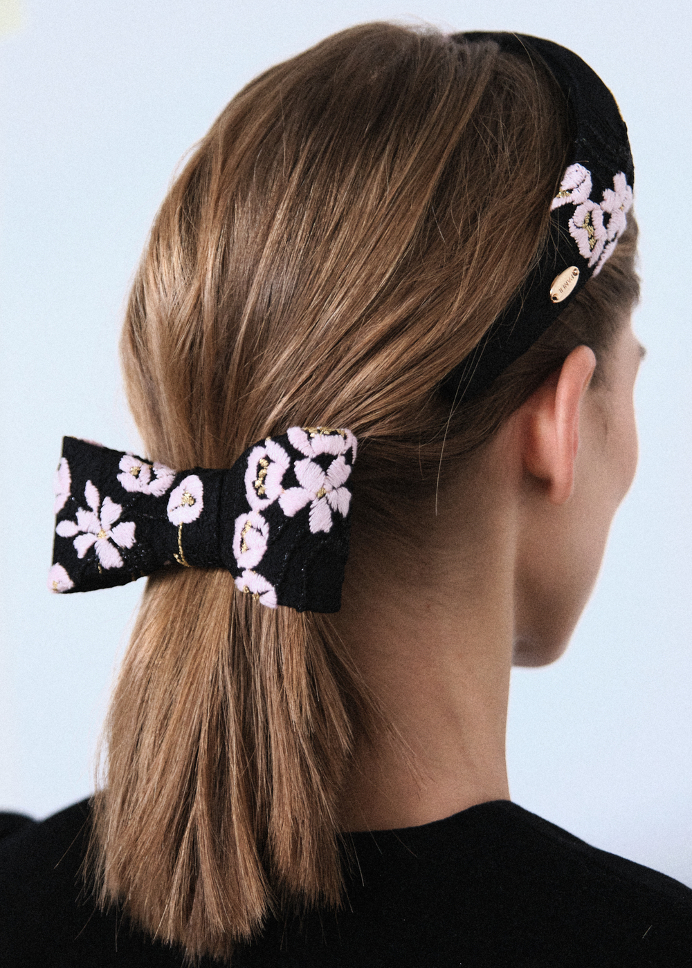 Бант-бабочка с цветочной вышивкой